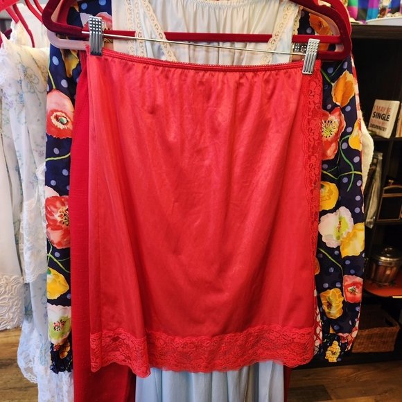 💋Vintage 70s Sexy Red Nylon/Lace Slip🌹 - Picture 4 of 5